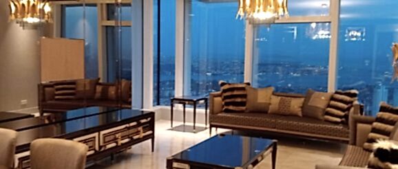 Üsküdar Temizlik Şirketi Üsküdar temizlik şirketi tarafından temizlenmiş lüks villa oturma odası: ferah cam cepheli, düzenli mobilyalı, parlak zeminli ve hijyenik yaşam alanı görüntüsü.